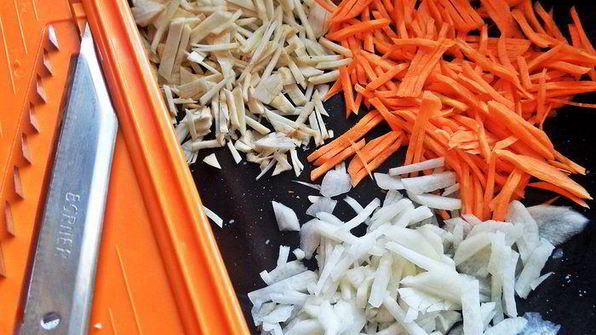 рисовая лапша с овощами и крабом