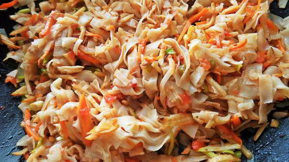 рисовая лапша с овощами и крабом