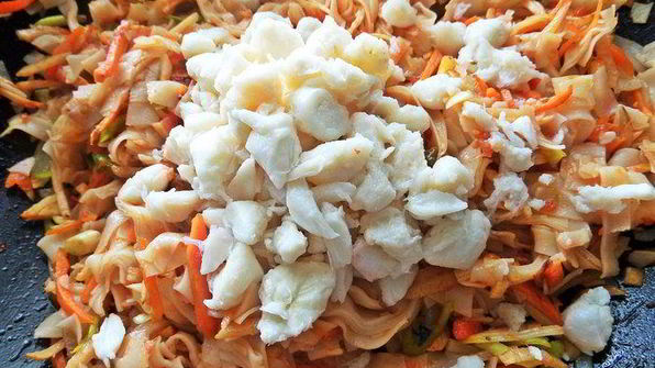 рисовая лапша с овощами и крабом