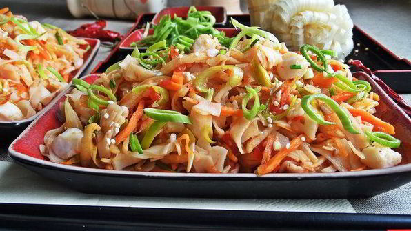 рисовая лапша с овощами и крабом