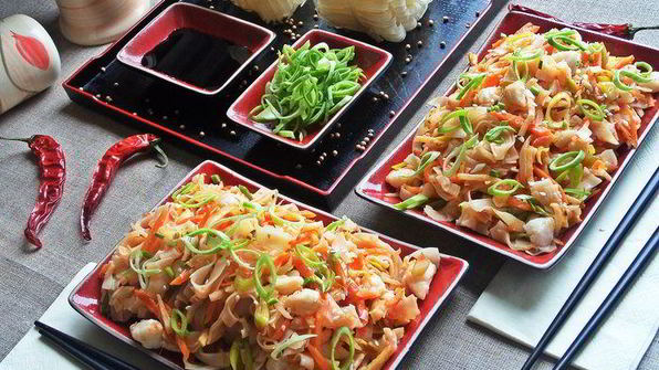 рисовая лапша с овощами и крабом