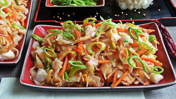 рисовая лапша с овощами и крабом