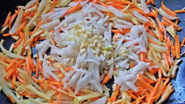 рисовая лапша с овощами и крабом