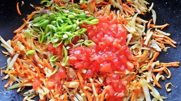 рисовая лапша с овощами и крабом