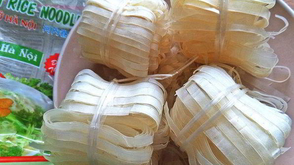 рисовая лапша с овощами и крабом