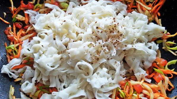 рисовая лапша с овощами и крабом