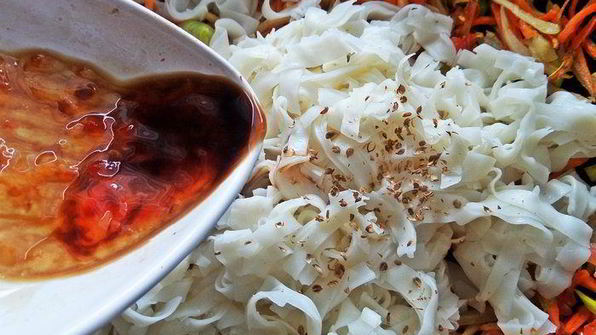 рисовая лапша с овощами и крабом