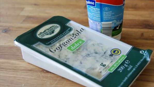 красное ризотто с горгонцоловым соусом