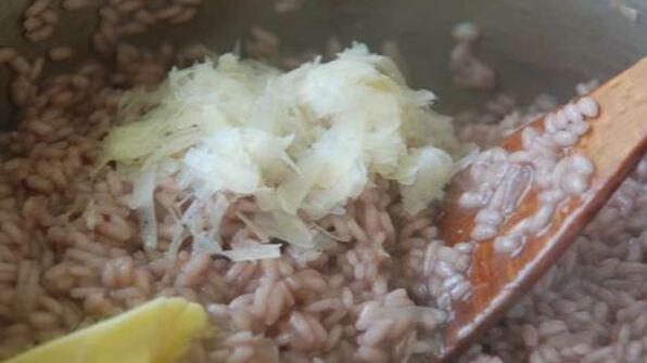 красное ризотто с горгонцоловым соусом