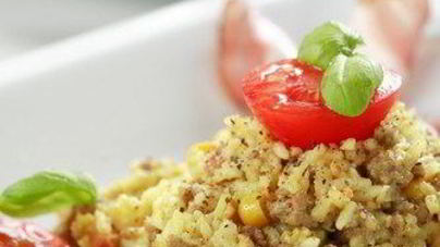 Ризотто с беконом, базиликом и жареными томатами