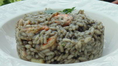 Ризотто с чернилами каракатицы и креветками