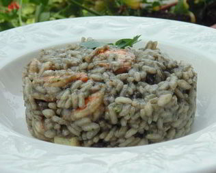 Ризотто с чернилами каракатицы и креветками