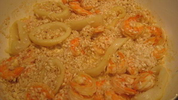 ризотто с чернилами каракатицы и креветками