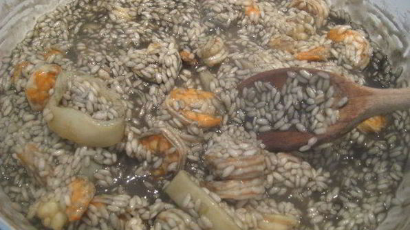 ризотто с чернилами каракатицы и креветками