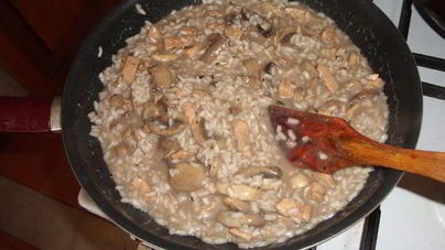 Ризотто с курицей и грибами в красном вине