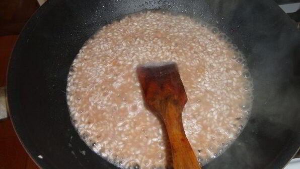 ризотто с курицей и грибами в красном вине