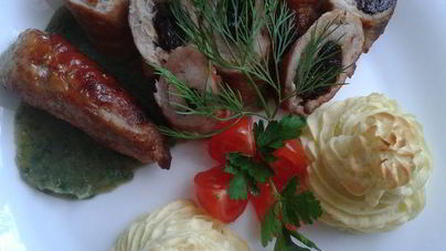 Рулетики из свиной шеи с черносливом и чесноком