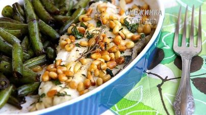 Белая рыба в вине с кедровыми орешками