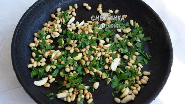 белая рыба в вине с кедровыми орешками