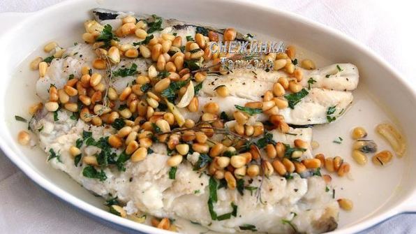 белая рыба в вине с кедровыми орешками