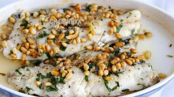 белая рыба в вине с кедровыми орешками