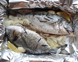 Дорада с розмарином и тимьяном