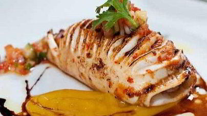 Фаршированные кальмары гриль под соусом из манго