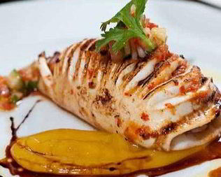 Фаршированные кальмары гриль под соусом из манго