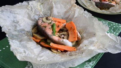 Форель в пергаменте с грибами и морковью