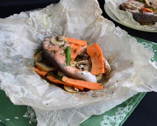 Форель в пергаменте с грибами и морковью