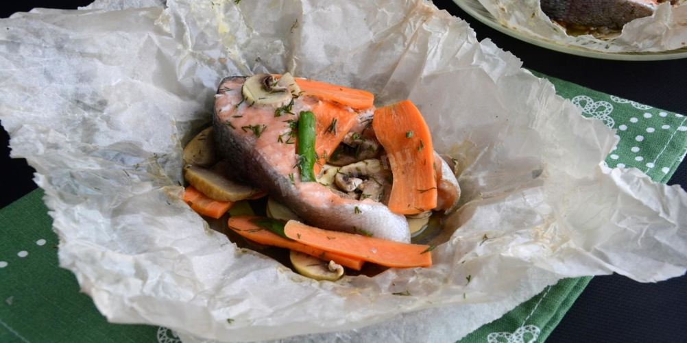 Рецепт форель в пергаменте с грибами и морковью