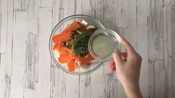 форель в пергаменте с грибами и морковью