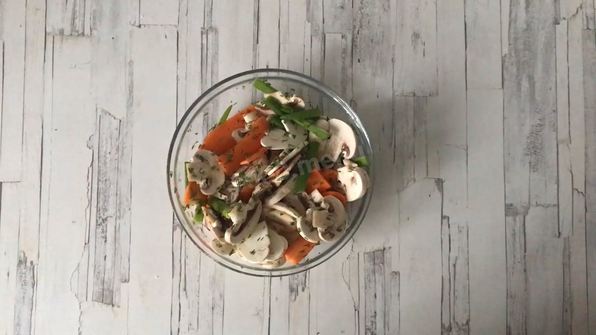 форель в пергаменте с грибами и морковью