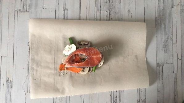 форель в пергаменте с грибами и морковью