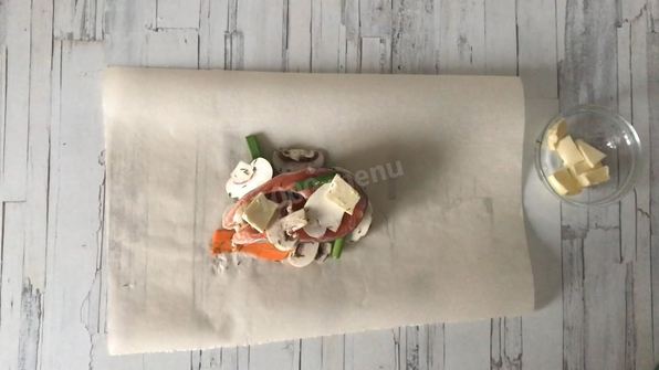 форель в пергаменте с грибами и морковью