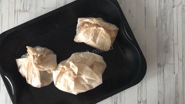 форель в пергаменте с грибами и морковью