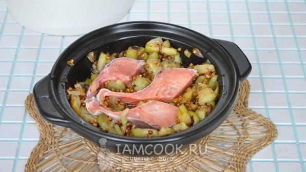 горбуша с гречкой и баклажанами