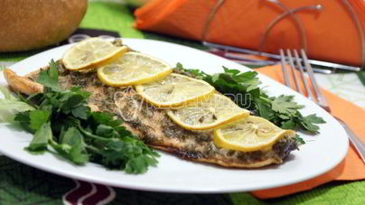 Горбуша в духовке с лимоном и зеленью