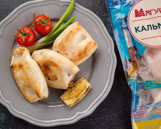 Кальмары, фаршированные грибами и овощами