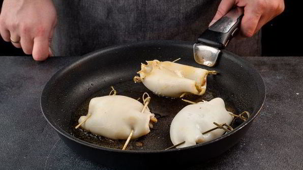 кальмары, фаршированные грибами и овощами