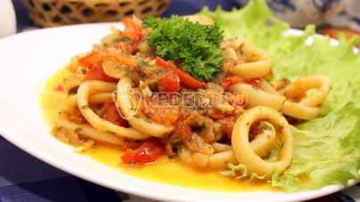 Кальмары тушеные с овощами