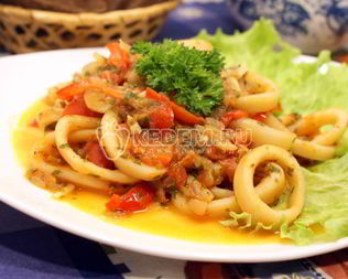 Кальмары тушеные с овощами