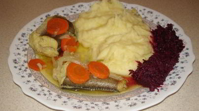 Хек, тушенный с овощами