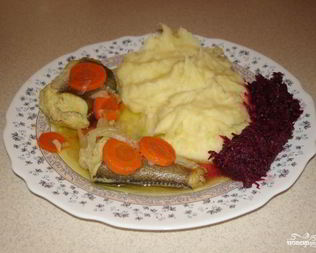 Хек, тушенный с овощами