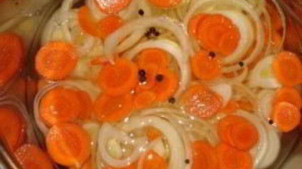 хек, тушенный с овощами