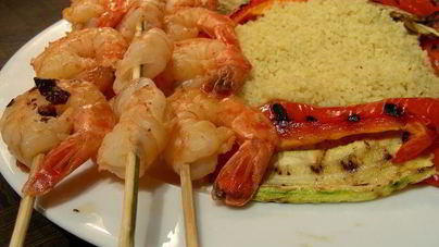 Креветки-гриль в маринаде тандоори с овощами-гриль и карри-кускусом
