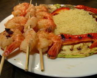 Креветки-гриль в маринаде тандоори с овощами-гриль и карри-кускусом