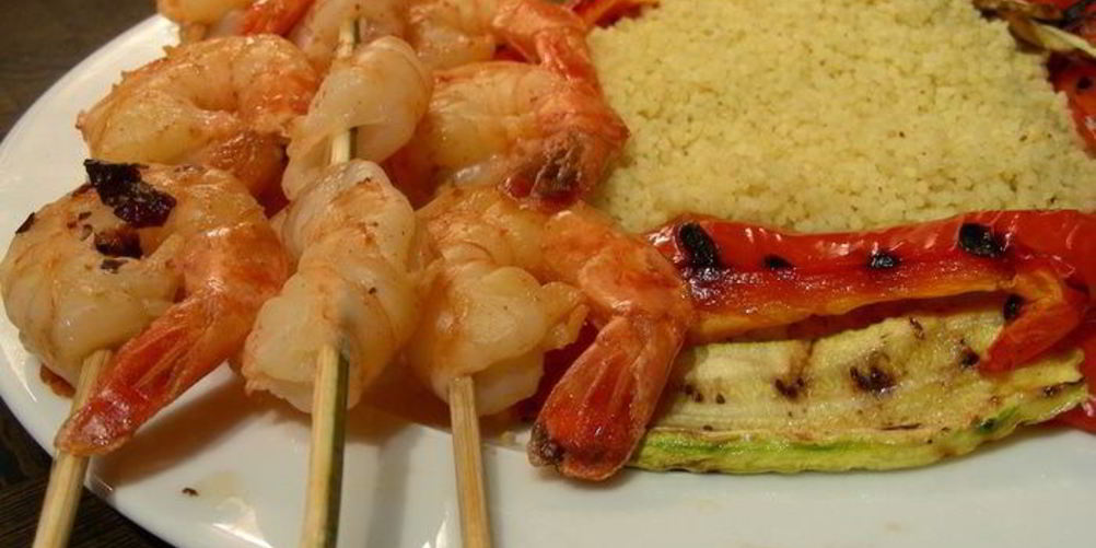 Рецепт креветки-гриль в маринаде тандоори с овощами-гриль и карри-кускусом