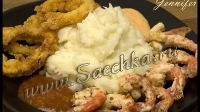 Креветки, кальмары и картофель с чесноком и сыром пармезан