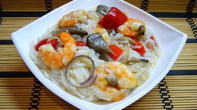 Креветки с грибами и рисовой лапшой
